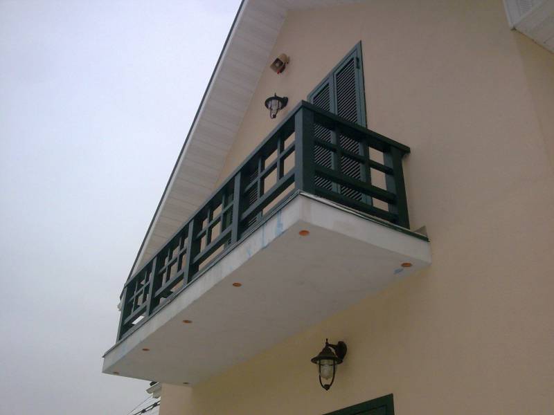 Изготовление деревянного ограждения балкона для частного дома из бревна.